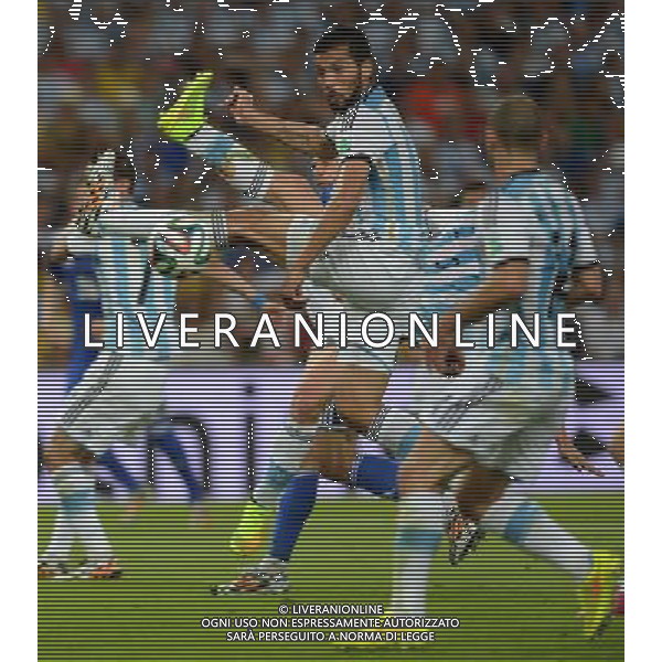 (140615) -- RIO DE JANEIRO, June 15, 2014 () -- Argentina\'s Ezequiel Garay (C) jumps and strives for the ball during a Group F match between Argentina and Bosnia and Herzegovina of 2014 FIFA World Cup at the Estadio de Maracana Stadium in Rio de Janeiro, Brazil, June 15, 2014. (/Wang Yuguo)(pcy) ©photoshot/Agenzia Aldo Liverani sas - ITALY ONLY - Argentina - Bosnia Erzegovina partita del Gruppo F Coppa del Mondo 2014 FIFA World Cup allo Stadio Maracana\' Stadium di Rio de Janeiro, in Brasile, 15 giugno 2014