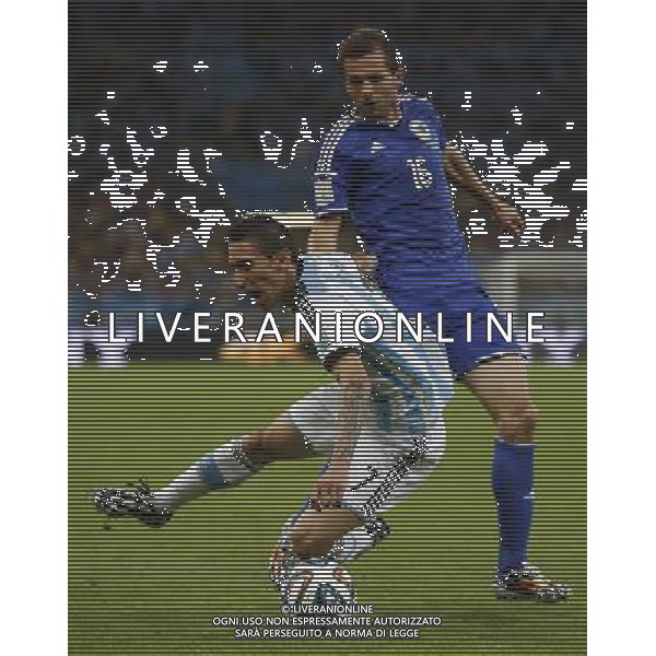 (140615) -- RIO DE JANEIRO, June 15, 2014 () -- Argentina\'s Angel Di Maria vies with Bosnia and Herzegovina\'s Senad Lulic during a Group F match between Argentina and Bosnia and Herzegovina of 2014 FIFA World Cup at the Estadio de Maracana Stadium in Rio de Janeiro, Brazil, June 15, 2014. (/Wang Lili) ©photoshot/Agenzia Aldo Liverani sas - ITALY ONLY - Argentina - Bosnia Erzegovina partita del Gruppo F Coppa del Mondo 2014 FIFA World Cup allo Stadio Maracana\' Stadium di Rio de Janeiro, in Brasile, 15 giugno 2014