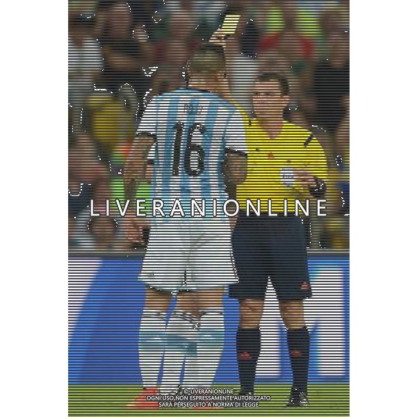 (140615) -- RIO DE JANEIRO, June 15, 2014 () -- Referee Joel Aguilar from El Salvador (R) gives a yellow card to Argentina\'s Marcos Rojo during a Group F match between Argentina and Bosnia and Herzegovina of 2014 FIFA World Cup at the Estadio de Maracana Stadium in Rio de Janeiro, Brazil, June 15, 2014. (/Wang Yuguo)(pcy) ©photoshot/Agenzia Aldo Liverani sas - ITALY ONLY - Argentina - Bosnia Erzegovina partita del Gruppo F Coppa del Mondo 2014 FIFA World Cup allo Stadio Maracana\' Stadium di Rio de Janeiro, in Brasile, 15 giugno 2014