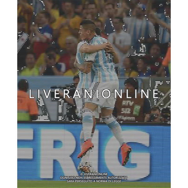 (140615) -- RIO DE JANEIRO, June 15, 2014 () -- Argentina\'s Marcos Rojo (R) celebrates with his teammate for an own-goal of Bosnia and Herzegovina during a Group F match between Argentina and Bosnia and Herzegovina of 2014 FIFA World Cup at the Estadio de Maracana Stadium in Rio de Janeiro, Brazil, June 15, 2014. (/Wang Yuguo)(pcy) ©photoshot/Agenzia Aldo Liverani sas - ITALY ONLY - Argentina - Bosnia Erzegovina partita del Gruppo F Coppa del Mondo 2014 FIFA World Cup allo Stadio Maracana\' Stadium di Rio de Janeiro, in Brasile, 15 giugno 2014