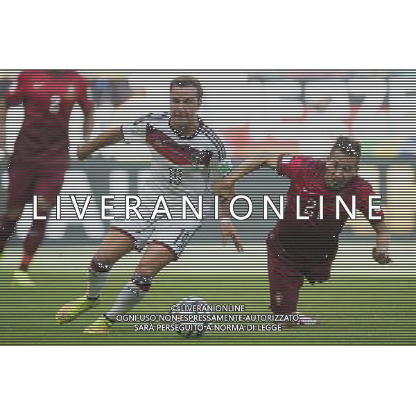 firo : 16.06.2014 Fu§ball, Fussball, WM 2014 Brasilien, Weltmeisterschaft 2014 Brasilien, Football World Championships Brazil 2014, 2014 FIFA WORLD CUP BRAZIL,Brasil,Bresil, Deutschland , Germany , GER - Portugal Zweikampf JOAO PEREIRA gegen Mario Gštze $worldrights Es gelten unsere AGB, einsehbar auf www.firosportphoto.de $ONLY FOR USE IN GERMANY !!! Photo : mexsport copyright by firo sportphoto: Coesfelder Str.207 48249 DŸlmen www.firosportphoto.de / GES Sportphoto/ mail@firosportphoto.de (V o l k s b a n k B o c h u m - W i t t e n ) BLZ.: 430 601 29 Kt. Nr.: 341 117 100 Tel:Ê 02594 - 9916004 Fax:Ê02594 - 9916005 ag aldo liverani sas only italy