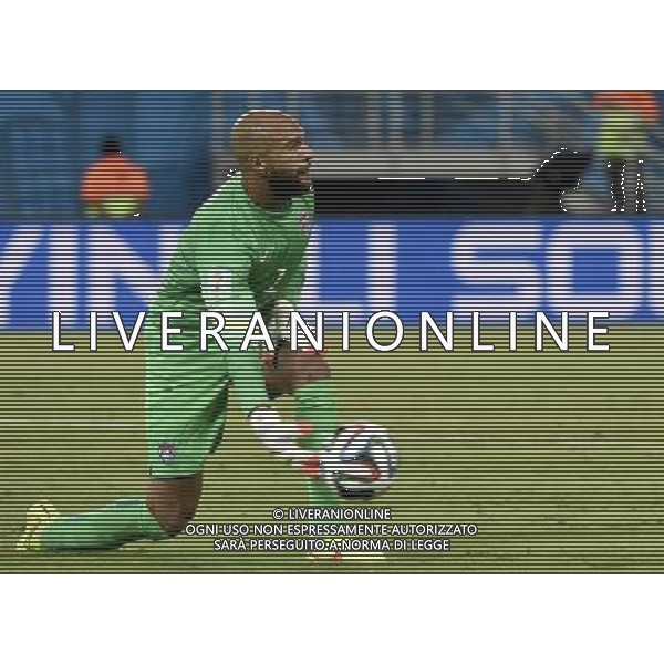 (140616) -- NATAL, June 16, 2014 () -- Goalkeeper of U.S. Tim Howard passes the ball during a Group G match between Ghana and U.S. of 2014 FIFA World Cup at the Estadio das Dunas Stadium in Natal, Brazil, June 16, 2014. (/Lui Siu Wai)(pcy) AG ALDO LIVERANI SAS ONLY ITALY