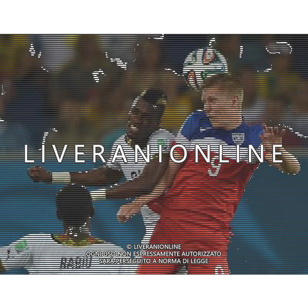 (140616) -- NATAL, June 16, 2014 () -- Aron Johannsson (R) of U.S. comepetes for a header during a Group G match between Ghana and U.S. of 2014 FIFA World Cup at the Estadio das Dunas Stadium in Natal, Brazil, June 16, 2014. (/Guo Yong)(rh) AG ALDO LIVERANI SAS ONLY ITALY