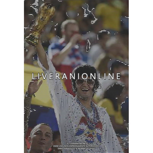 (140616) -- NATAL, June 16, 2014 () -- A fan of U.S. who is dressed up as Elvis Presley holds a replica of the FIFA World Cup Trophy before a Group G match between Ghana and U.S. of 2014 FIFA World Cup at the Estadio das Dunas Stadium in Natal, Brazil, June 16, 2014. (/Lui Siu Wai)(pcy) AG ALDO LIVERANI SAS ONLY ITALY