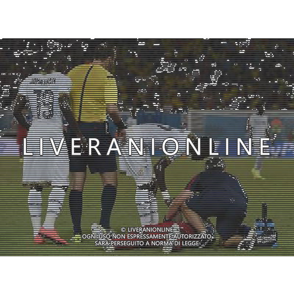 (140616) -- NATAL, June 16, 2014 () -- Jozy Altidore (down) of U.S. receives medical care during a Group G match between Ghana and U.S. of 2014 FIFA World Cup at the Estadio das Dunas Stadium in Natal, Brazil, June 16, 2014. (/Lui Siu Wai)(pcy) AG ALDO LIVERANI SAS ONLY ITALY