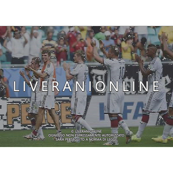 (140616) -- SALVADOR, June 16, 2014 () -- Germany\'s Thomas Muller (2nd L) and his teammates appreciate fans at the end of a Group G match between Germany and Portugal of 2014 FIFA World Cup at the Arena Fonte Nova Stadium in Salvador, Brazil, June 16, 2014. Germany won 4-0 over Portugal on Monday.(/Qi Heng)(rh) AG ALDO LIVERANI SAS ONLY ITALY