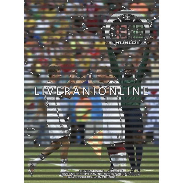 (140616) -- SALVADOR, June 16, 2014 () -- Germany\'s Thomas Muller (L) is replaced by Lukas Podolski during a Group G match between Germany and Portugal of 2014 FIFA World Cup at the Arena Fonte Nova Stadium in Salvador, Brazil, June 16, 2014. (/Qi Heng)(pcy) AG ALDO LIVERANI SAS ONLY ITALY