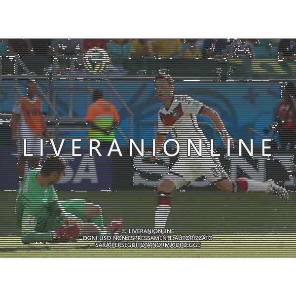 (140616) -- SALVADOR, June 16, 2014 () -- Germany\'s Mesut Ozil shoots the ball during a Group G match between Germany and Portugal of 2014 FIFA World Cup at the Arena Fonte Nova Stadium in Salvador, Brazil, June 16, 2014. (/Cao Can)(rh) AG ALDO LIVERANI SAS ONLY ITALY