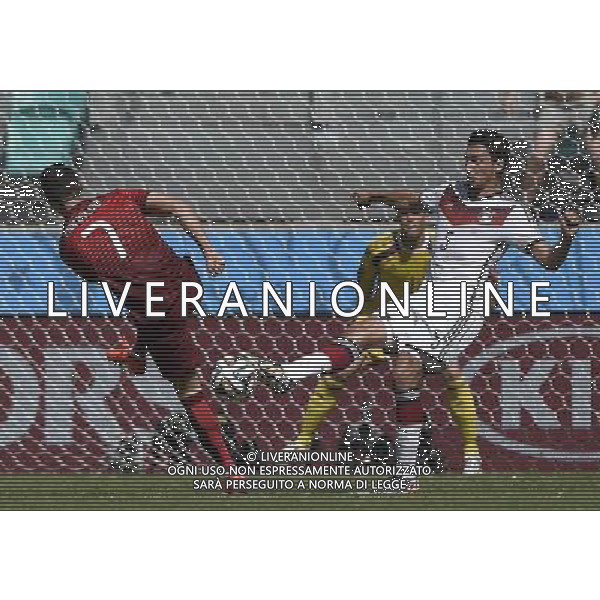 (140616) -- SALVADOR, June 16, 2014 () -- Germany\'s Mats Hummels (R) defends against Portugal\'s Cristiano Ronaldo during a Group G match between Germany and Portugal of 2014 FIFA World Cup at the Arena Fonte Nova Stadium in Salvador, Brazil, June 16, 2014. (/Qi Heng)(pcy) AG ALDO LIVERANI SAS ONLY ITALY