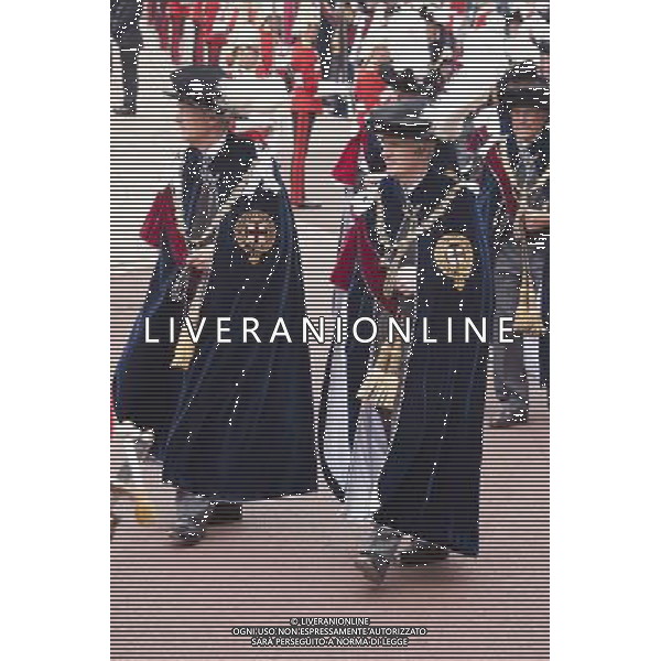 The Queen and the Royal Family walk in procession with other members of the Order of the Garter has they process to the Chapel of St George\'s. This year a new Lady and Knight Companion were installed during the service. Windsor Castle. ©photoshot/Agenzia Aldo Liverani sas - ITALY ONLY - EDITORIAL USE ONLY - REALI INGLESI: La Regina Elisabetta II d\'inghilterra e la famiglia reale in processione con i membri dell\'Ordine della Giarrettiera alla Cappella di San Giorgio. Castello di Windsor. Londra 