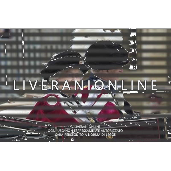THE QUEEN AND THE DUKE OF EDINBURGH THE GARTER SERVICE AT ST GEORGES CHAPEL WINDSOR ©photoshot/Agenzia Aldo Liverani sas - ITALY ONLY - EDITORIAL USE ONLY - REALI INGLESI: La Regina Elisabetta II d\'inghilterra e la famiglia reale in processione con i membri dell\'Ordine della Giarrettiera alla Cappella di San Giorgio. Castello di Windsor. Londra 
