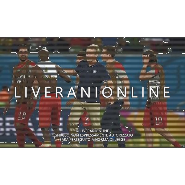 (140616) -- NATAL, June 16, 2014 () -- Coach of U.S. Jurgen Klinsmann (C) celebrates for the victory with players after a Group G match between Ghana and U.S. of 2014 FIFA World Cup at the Estadio das Dunas Stadium in Natal, Brazil, June 16, 2014. U.S. won 2-1 over Ghana on Monday. (/Guo Yong)(pcy) AG ALDO LIVERANI SAS ONLY ITALY