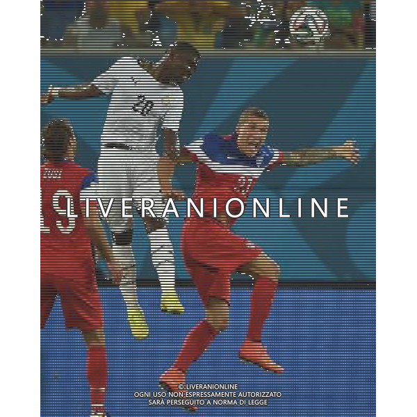 (140616) -- NATAL, June 16, 2014 () -- Fabian Johnson (R) of U.S. competes for a header with Ghana\'s Kwadwo Asamoah during a Group G match between Ghana and U.S. of 2014 FIFA World Cup at the Estadio das Dunas Stadium in Natal, Brazil, June 16, 2014. U.S. won 2-1 over Ghana on Monday. (/Guo Yong)(pcy) AG ALDO LIVERANI SAS ONLY ITALY