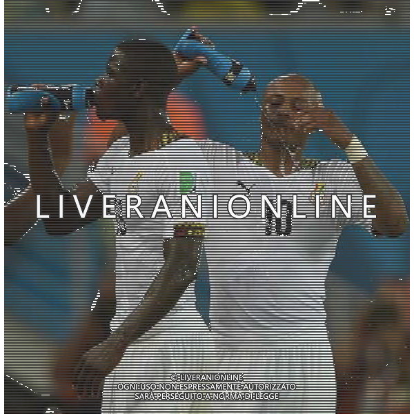 (140616) -- NATAL, June 16, 2014 () -- Ghana\'s Andre Ayew (R) and Janathan Mensah cool themselves down during a Group G match between Ghana and U.S. of 2014 FIFA World Cup at the Estadio das Dunas Stadium in Natal, Brazil, June 16, 2014. (/Guo Yong)(rh) AG ALDO LIVERANI SAS ONLY ITALY