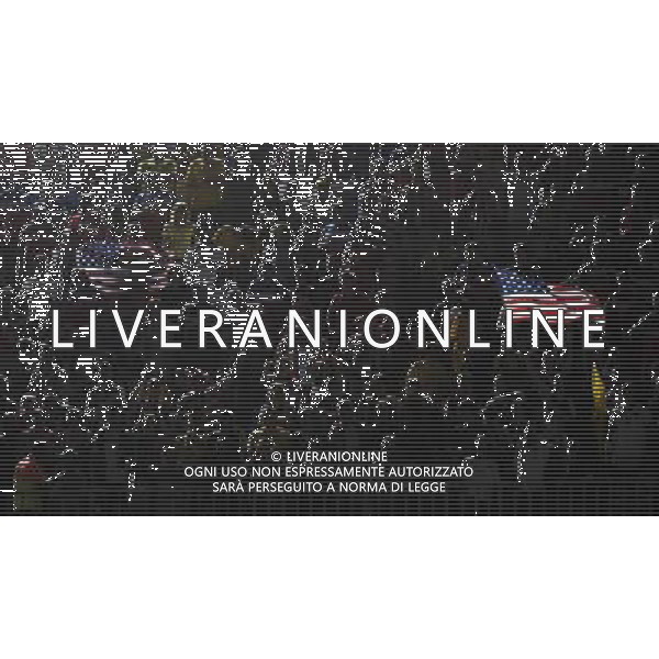 (140616) -- NATAL, June 16, 2014 () -- A fan of U.S. waves a national flag of U.S. during a Group G match between Ghana and U.S. of 2014 FIFA World Cup at the Estadio das Dunas Stadium in Natal, Brazil, June 16, 2014. U.S. won 2-1 over Ghana on Monday. (/Guo Yong)(pcy) AG ALDO LIVERANI SAS ONLY ITALY