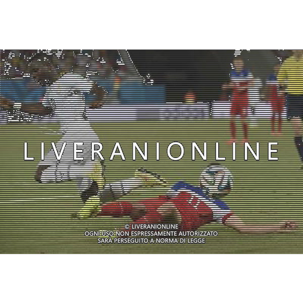 (140616) -- NATAL, June 16, 2014 () -- Alejandro Bedoya (R) of U.S. falls down in a competition with Ghana\'s Kwadwo Asamoah during a Group G match between Ghana and U.S. of 2014 FIFA World Cup at the Estadio das Dunas Stadium in Natal, Brazil, June 16, 2014. U.S. won 2-1 over Ghana on Monday. (/Lui Siu Wai)(pcy) AG ALDO LIVERANI SAS ONLY ITALY