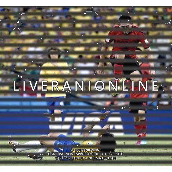 (140617) -- FORTALEZA, June 17, 2014 () -- Brazil\'s Marcelo (bottom) vies with Mexico\'s Hector Herrera (top) during a Group A match between Brazil and Mexico of 2014 FIFA World Cup at the Estadio Castelao Stadium in Fortaleza, Brazil, June 17, 2014. The match concluded 0-0. (/Lui Siu Wai)(xzj) AG ALDO LIVERANI SAS ONLY ITALY