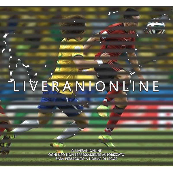 (140617) -- FORTALEZA, June 17, 2014 () -- Brazil\'s David Luiz (L) vies with Mexico\'s Hector Herrera (R) during a Group A match between Brazil and Mexico of 2014 FIFA World Cup at the Estadio Castelao Stadium in Fortaleza, Brazil, June 17, 2014.The match concluded 0-0.(/Guo Yong)(rh) AG ALDO LIVERANI SAS ONLY ITALY