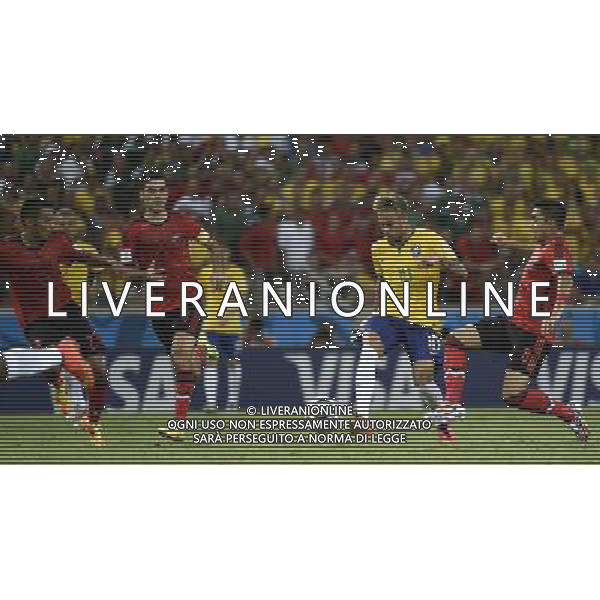 (140617) -- FORTALEZA, June 17, 2014 () -- Brazil\'s Neymar (2nd R) breaks with the ball during a Group A match between Brazil and Mexico of 2014 FIFA World Cup at the Estadio Castelao Stadium in Fortaleza, Brazil, June 17, 2014. The match concluded 0-0. (/Lui Siu Wai)(xzj) AG ALDO LIVERANI SAS ONLY ITALY