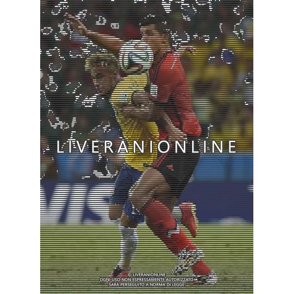 (140617) -- FORTALEZA, June 17, 2014 () -- Brazil\'s Neymar (L) competes during a Group A match between Brazil and Mexico of 2014 FIFA World Cup at the Estadio Castelao Stadium in Fortaleza, Brazil, June 17, 2014.(/Lui Siu Wai)(xzj) AG ALDO LIVERANI SAS ONLY ITALY