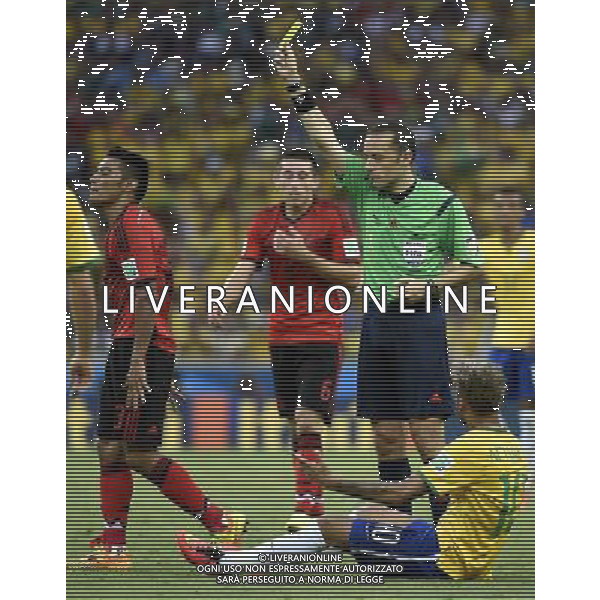 (140617) -- FORTALEZA, June 17, 2014 () -- Mexico\'s Jose Juan Vazquez (L) is issued a yellow card during a Group A match between Brazil and Mexico of 2014 FIFA World Cup at the Estadio Castelao Stadium in Fortaleza, Brazil, June 17, 2014.(/Lui Siu Wai)(xzj) AG ALDO LIVERANI SAS ONLY ITALY