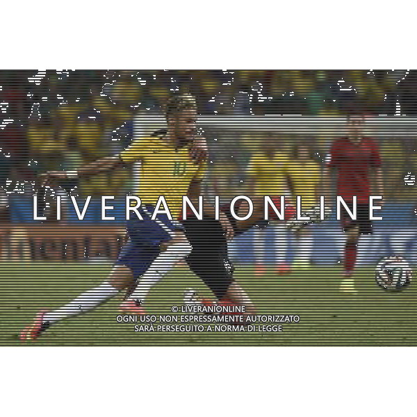 (140617) -- FORTALEZA, June 17, 2014 () -- Brazil\'s Neymar (front) competes during a Group A match between Brazil and Mexico of 2014 FIFA World Cup at the Estadio Castelao Stadium in Fortaleza, Brazil, June 17, 2014.(/Lui Siu Wai)(xzj) AG ALDO LIVERANI SAS ONLY ITALY