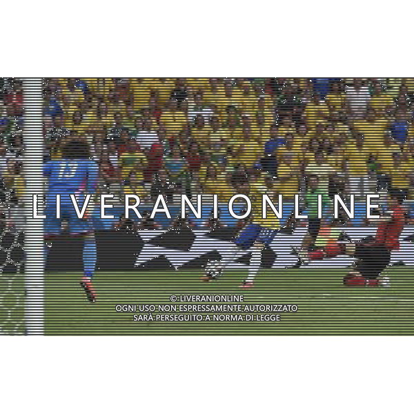(140617) -- FORTALEZA, June 17, 2014 () -- Brazil\'s Bernard (C) shoots during a Group A match between Brazil and Mexico of 2014 FIFA World Cup at the Estadio Castelao Stadium in Fortaleza, Brazil, June 17, 2014.(/Lui Siu Wai)(xzj) AG ALDO LIVERANI SAS ONLY ITALY