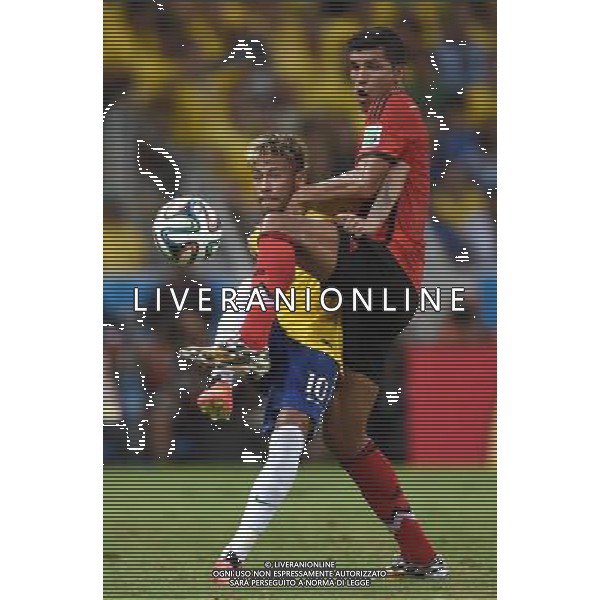 (140617) -- FORTALEZA, June 17, 2014 () -- Brazil\'s Neymar (L) vies with Mexico\'s Francisco Rodriguez (R) during a Group A match between Brazil and Mexico of 2014 FIFA World Cup at the Estadio Castelao Stadium in Fortaleza, Brazil, June 17, 2014.(/Guo Yong)(rh) AG ALDO LIVERANI SAS ONLY ITALY