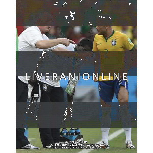 (140617) -- FORTALEZA, June 17, 2014 () -- Brazil\'s head coach Luiz Felipe Scolari (L) talks with Dani Alves (R) during a Group A match between Brazil and Mexico of 2014 FIFA World Cup at the Estadio Castelao Stadium in Fortaleza, Brazil, June 17, 2014.(/Guo Yong)(rh) AG ALDO LIVERANI SAS ONLY ITALY