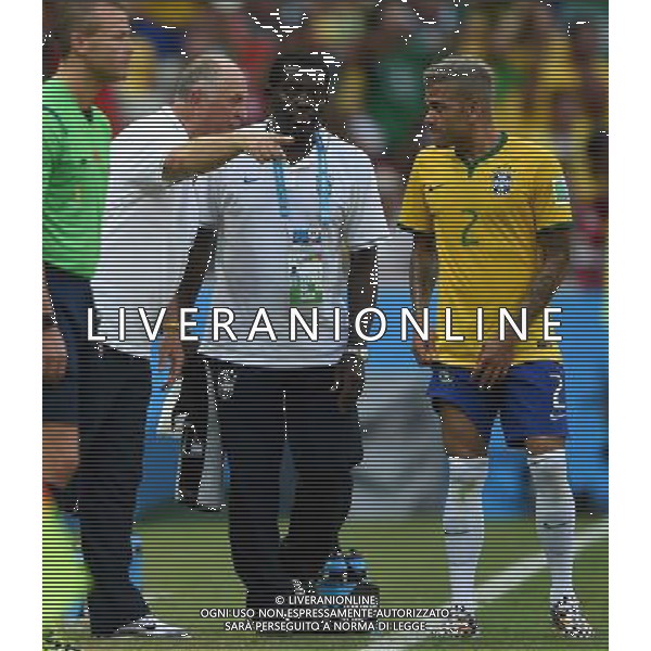 (140617) -- FORTALEZA, June 17, 2014 () -- Brazil\'s head coach Luiz Felipe Scolari (L) talks with Dani Alves (R) during a Group A match between Brazil and Mexico of 2014 FIFA World Cup at the Estadio Castelao Stadium in Fortaleza, Brazil, June 17, 2014.(/Guo Yong)(rh) AG ALDO LIVERANI SAS ONLY ITALY