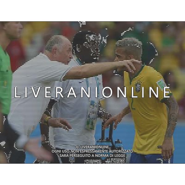 (140617) -- FORTALEZA, June 17, 2014 () -- Brazil\'s head coach Luiz Felipe Scolari (L) talks with Dani Alves (R) during a Group A match between Brazil and Mexico of 2014 FIFA World Cup at the Estadio Castelao Stadium in Fortaleza, Brazil, June 17, 2014.(/Guo Yong)(rh) AG ALDO LIVERANI SAS ONLY ITALY