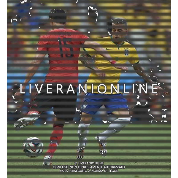 (140617) -- FORTALEZA, June 17, 2014 () -- Brazil\'s Dani Alves (R) vies with Mexico\'s Hector Moreno (L) during a Group A match between Brazil and Mexico of 2014 FIFA World Cup at the Estadio Castelao Stadium in Fortaleza, Brazil, June 17, 2014.(/Guo Yong)(rh) AG ALDO LIVERANI SAS ONLY ITALY