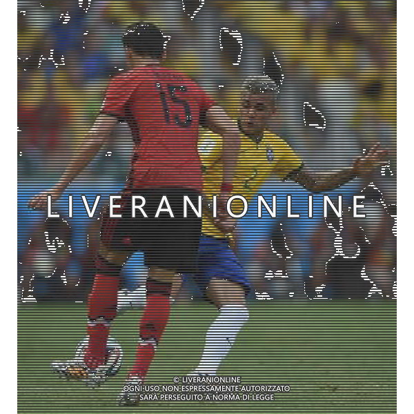 (140617) -- FORTALEZA, June 17, 2014 () -- Brazil\'s Dani Alves (R) vies with Mexico\'s Hector Moreno (L) during a Group A match between Brazil and Mexico of 2014 FIFA World Cup at the Estadio Castelao Stadium in Fortaleza, Brazil, June 17, 2014.(/Guo Yong)(rh) AG ALDO LIVERANI SAS ONLY ITALY