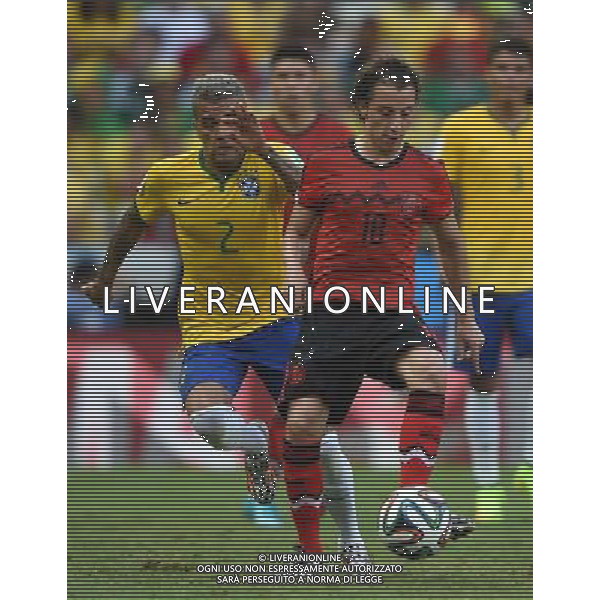 (140617) -- FORTALEZA, June 17, 2014 () -- Brazil\'s Dani Alves (L) vies with Mexico\'s Andres Guardado (R) during a Group A match between Brazil and Mexico of 2014 FIFA World Cup at the Estadio Castelao Stadium in Fortaleza, Brazil, June 17, 2014.(/Guo Yong)(rh) AG ALDO LIVERANI SAS ONLY ITALY