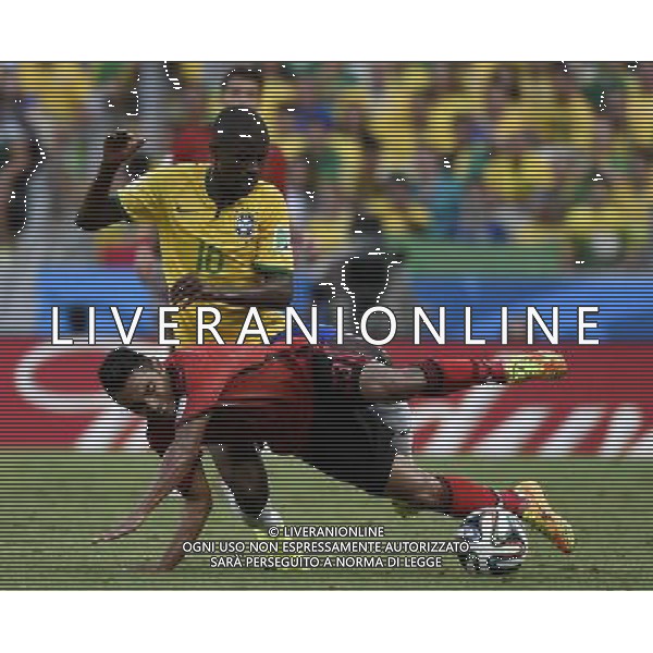(140617) -- FORTALEZA, June 17, 2014 () -- Brazil\'s Ramires (back) vies with Mexico\'s Jose Juan Vazquez during a Group A match between Brazil and Mexico of 2014 FIFA World Cup at the Estadio Castelao Stadium in Fortaleza, Brazil, June 17, 2014.(/Lui Siu Wai)(xzj) AG ALDO LIVERANI SAS ONLY ITALY