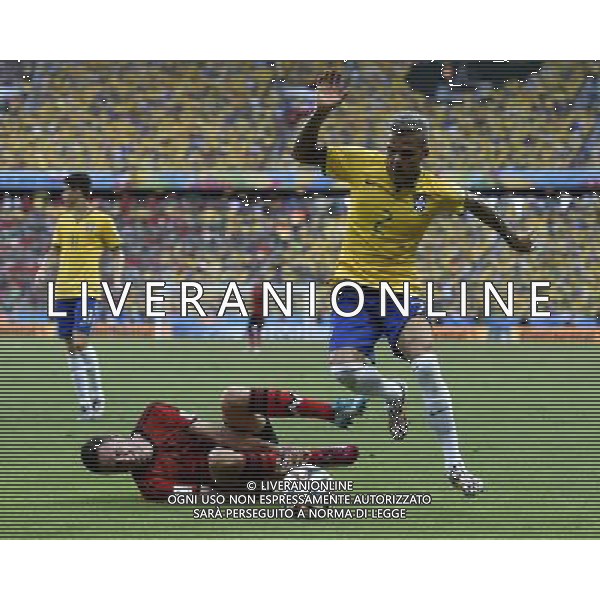 (140617) -- FORTALEZA, June 17, 2014 () -- Brazil\'s Dani Alves (R) vies with Mexico\'s Miguel Layun during a Group A match between Brazil and Mexico of 2014 FIFA World Cup at the Estadio Castelao Stadium in Fortaleza, Brazil, June 17, 2014.(/Lui Siu Wai)(xzj) AG ALDO LIVERANI SAS ONLY ITALY