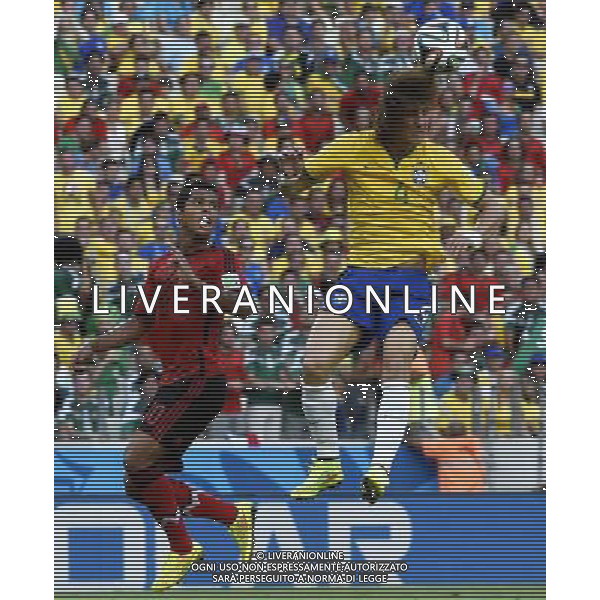 (140617) -- FORTALEZA, June 17, 2014 () -- Brazil\'s David Luiz (R) competes for a header with Mexico\'s Giovani dos Santos during a Group A match between Brazil and Mexico of 2014 FIFA World Cup at the Estadio Castelao Stadium in Fortaleza, Brazil, June 17, 2014.(/Lui Siu Wai)(xzj) AG ALDO LIVERANI SAS ONLY ITALY