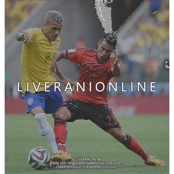 (140617) -- FORTALEZA, June 17, 2014 () -- Brazil\'s Dani Alves (L) vies with Mexico\'s Jose Juan Vazquez (R) during a Group A match between Brazil and Mexico of 2014 FIFA World Cup at the Estadio Castelao Stadium in Fortaleza, Brazil, June 17, 2014.(/Guo Yong)(rh) AG ALDO LIVERANI SAS ONLY ITALY