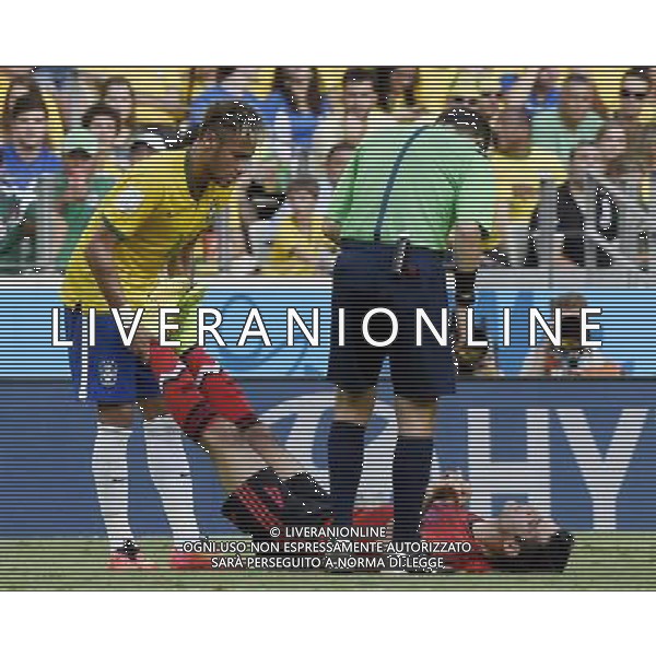 (140617) -- FORTALEZA, June 17, 2014 () -- Brazil\'s Neymar (L) helps Mexico\'s Rafael Marquez (R) relax during a Group A match between Brazil and Mexico of 2014 FIFA World Cup at the Estadio Castelao Stadium in Fortaleza, Brazil, June 17, 2014.(/Lui Siu Wai)(rh) AG ALDO LIVERANI SAS ONLY ITALY