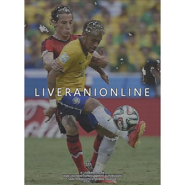 (140617) -- FORTALEZA, June 17, 2014 () -- Brazil\'s Neymar (R) vies with Mexico\'s Andres Guardado (L) during a Group A match between Brazil and Mexico of 2014 FIFA World Cup at the Estadio Castelao Stadium in Fortaleza, Brazil, June 17, 2014.(/Lui Siu Wai)(rh) AG ALDO LIVERANI SAS ONLY ITALY