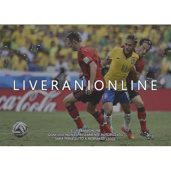 (140617) -- FORTALEZA, June 17, 2014 () -- Brazil\'s Neymar (C) vies with Mexico\'s Miguel Layun (L) during a Group A match between Brazil and Mexico of 2014 FIFA World Cup at the Estadio Castelao Stadium in Fortaleza, Brazil, June 17, 2014.(/Lui Siu Wai)(rh) AG ALDO LIVERANI SAS ONLY ITALY