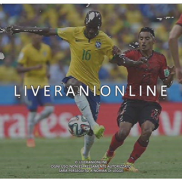 (140617) -- FORTALEZA, June 17, 2014 () -- Brazil\'s Ramires (L) vies with Mexico\'s Jose Juan Vazquez (R) during a Group A match between Brazil and Mexico of 2014 FIFA World Cup at the Estadio Castelao Stadium in Fortaleza, Brazil, June 17, 2014.(/Guo Yong)(rh) AG ALDO LIVERANI SAS ONLY ITALY