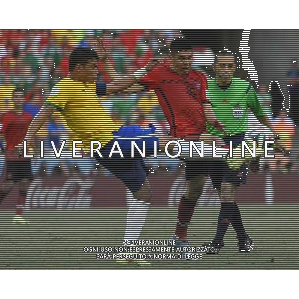 (140617) -- FORTALEZA, June 17, 2014 () -- Brazil\'s Thiago Silva (L) vies with Mexico\'s Oribe Peralta (C) during a Group A match between Brazil and Mexico of 2014 FIFA World Cup at the Estadio Castelao Stadium in Fortaleza, Brazil, June 17, 2014.(/Lui Siu Wai)(rh) AG ALDO LIVERANI SAS ONLY ITALY