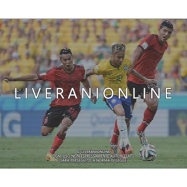 (140617) -- FORTALEZA, June 17, 2014 () -- Brazil\'s Neymar (C) controls the ball during a Group A match between Brazil and Mexico of 2014 FIFA World Cup at the Estadio Castelao Stadium in Fortaleza, Brazil, June 17, 2014.(/Guo Yong)(rh) AG ALDO LIVERANI SAS ONLY ITALY
