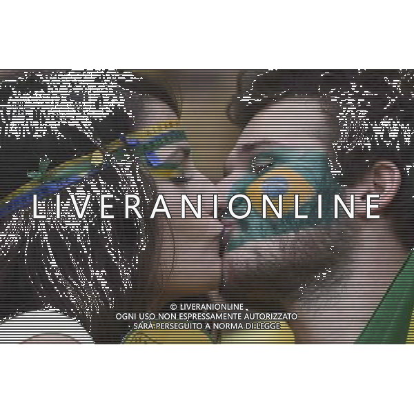 (140617) -- FORTALEZA, June 17, 2014 () -- Fans of team Brazil kiss prior to a Group A match between Brazil and Mexico of 2014 FIFA World Cup at the Estadio Castelao Stadium in Fortaleza, Brazil, June 17, 2014.(/Lui Siu Wai)(xzj) AG ALDO LIVERANI SAS ONLY ITALY