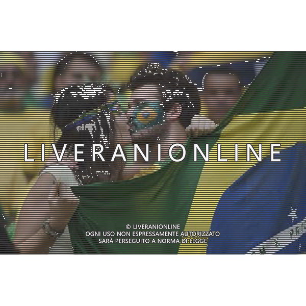 (140617) -- FORTALEZA, June 17, 2014 () -- Fans of team Brazil kiss during a Group A match between Brazil and Mexico of 2014 FIFA World Cup at the Estadio Castelao Stadium in Fortaleza, Brazil, June 17, 2014.(/Lui Siu Wai)(xzj) AG ALDO LIVERANI SAS ONLY ITALY