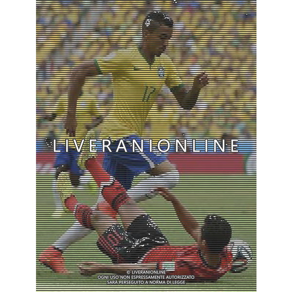 (140617) -- FORTALEZA, June 17, 2014 () -- Mexico\'s Giovani dos Santos falls down on the field during a Group A match between Brazil and Mexico of 2014 FIFA World Cup at the Estadio Castelao Stadium in Fortaleza, Brazil, June 17, 2014.(/Lui Siu Wai)(rh) AG ALDO LIVERANI SAS ONLY ITALY