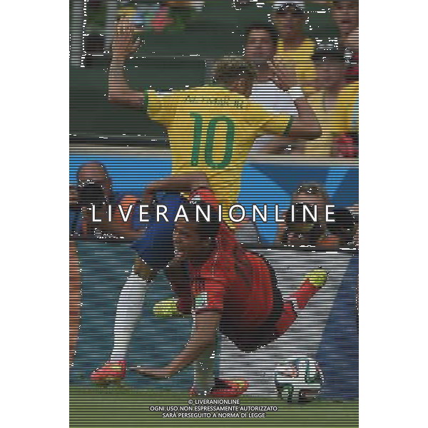 (140617) -- FORTALEZA, June 17, 2014 () -- Mexico\'s Giovani dos Santos (infront) falls down during a Group A match between Brazil and Mexico of 2014 FIFA World Cup at the Estadio Castelao Stadium in Fortaleza, Brazil, June 17, 2014.(/Guo Yong)(rh) AG ALDO LIVERANI SAS ONLY ITALY