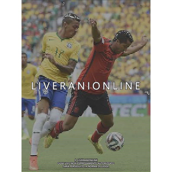 (140617) -- FORTALEZA, June 17, 2014 () -- Brazil\'s Luiz Gustavo (L) vies with Mexico\'s Giovani dos Santos (R) during a Group A match between Brazil and Mexico of 2014 FIFA World Cup at the Estadio Castelao Stadium in Fortaleza, Brazil, June 17, 2014.(/Lui Siu Wai)(rh) AG ALDO LIVERANI SAS ONLY ITALY