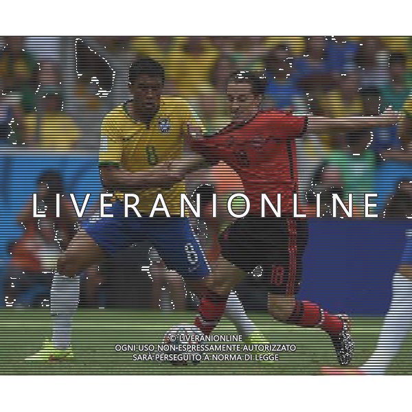 (140617) -- FORTALEZA, June 17, 2014 () -- Brazil\'s Paulinho (L) vies with Mexico\'s Andres Guardado (R) during a Group A match between Brazil and Mexico of 2014 FIFA World Cup at the Estadio Castelao Stadium in Fortaleza, Brazil, June 17, 2014.(/Guo Yong)(rh) AG ALDO LIVERANI SAS ONLY ITALY